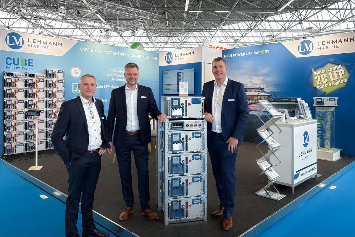 Dieser Messestand war Teil der Fachmesse electric & hybrid marine expo in Amsterdam. Für unseren Kunden Lehmann Marine bieten wir Full-Service, inklusive des hier zu sehenden Messestand-Designs.