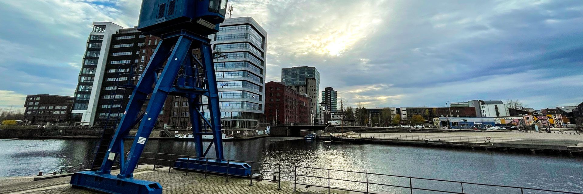 Hier ist unser Heimatgewässer, wir schauen auf den Binnenhafen und ganz links das Regus Brückenquartier am Veritaskai 8, Liegeplatz der envise Werbeagentur.