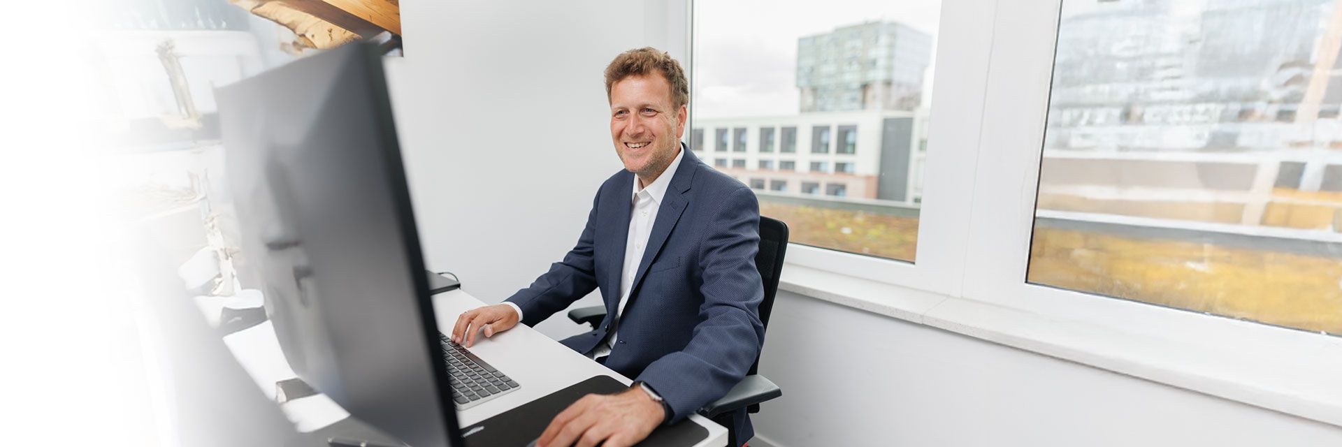 Im Regus Brückenquartier am Veritaskai 8 liegt unsere Werbewerft. Hier enstehen CMS SEO Websites, Corporate Designs, Logoentwicklungen, Markenfindungen, Visitenkarten, Roll-Ups, Messestände und vieles mehr.